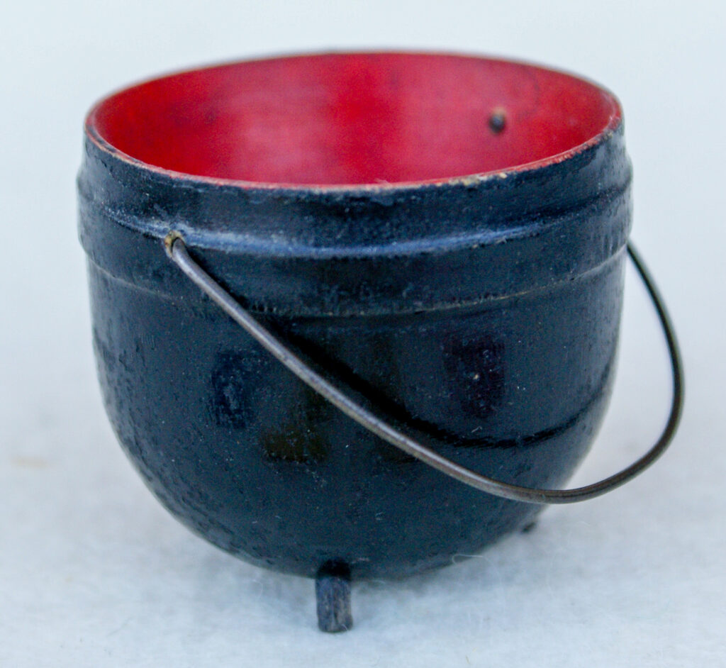 Tucker Tw ID • BLI-01c1 — AGPI ID • G-29805c1 — publisher • (unmarked, believed to be R. Bli — title • GAME OF TIDDLEDY WINKS — notes • Wooden box with slide-out top.