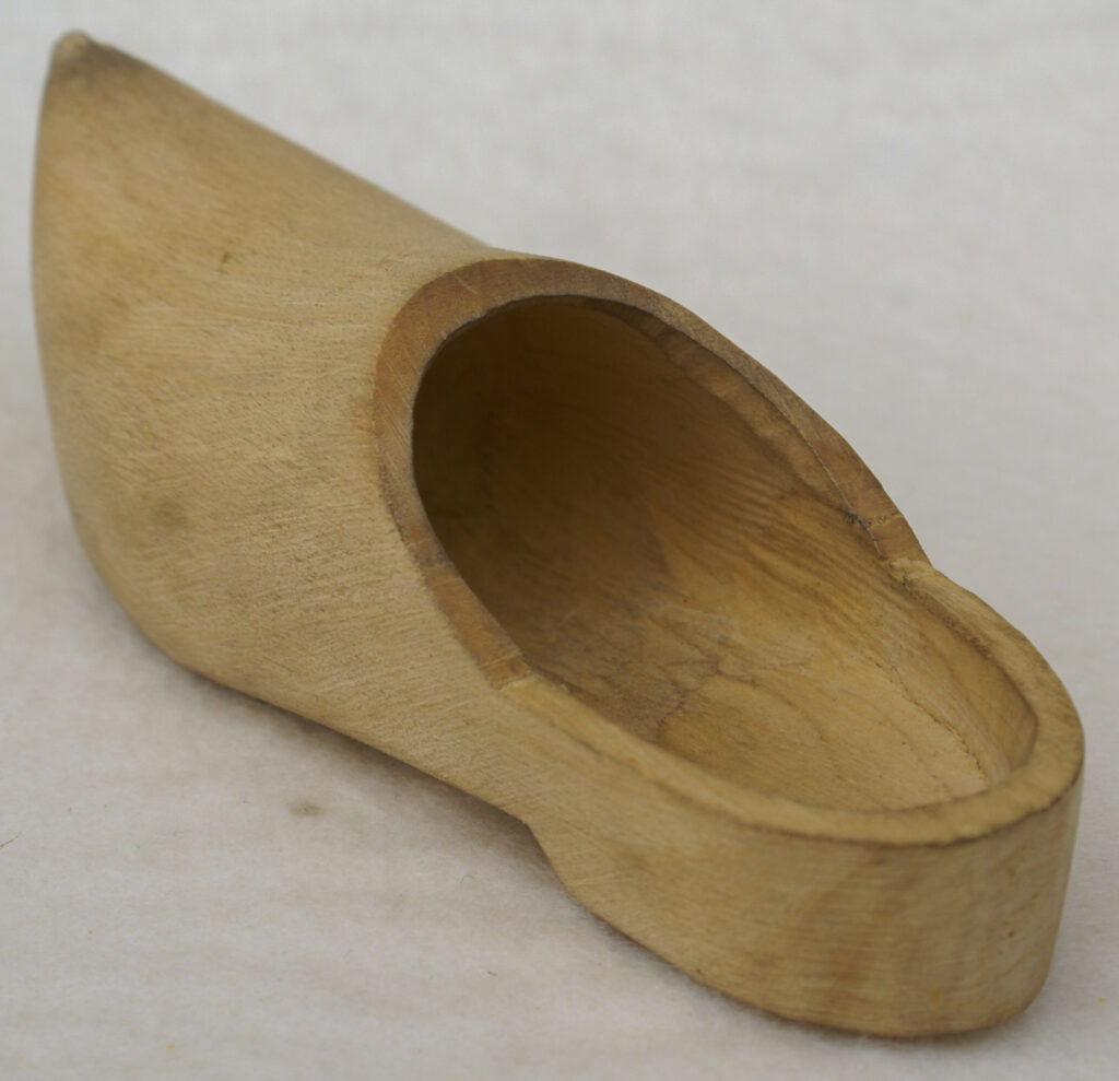 Tucker Tw ID • SPE-67c1 — AGPI ID • G-38310c1 — publisher • J. W. S. & S. (Bavaria) — title • SPEARS KNIPSSPIEL mit dem HOLZSCHUH — notes • Rules in English only.
